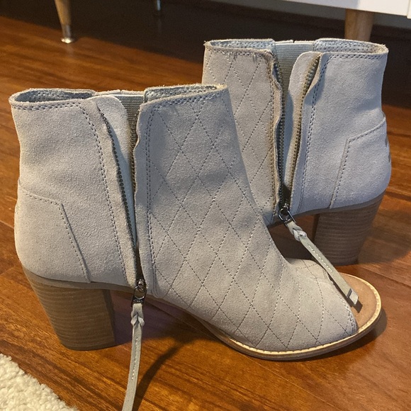 Toms Majorca Peep Toe Gray Suede Quilted Block
Heel Bootie - Picture 4 of 7